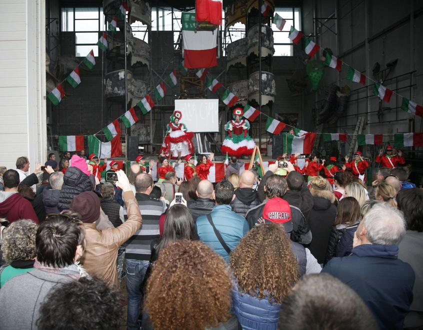 Carnevale di Viareggio, il giorno dei bozzetti ad Halloween: alla Cittadella si ridisegna la storia 