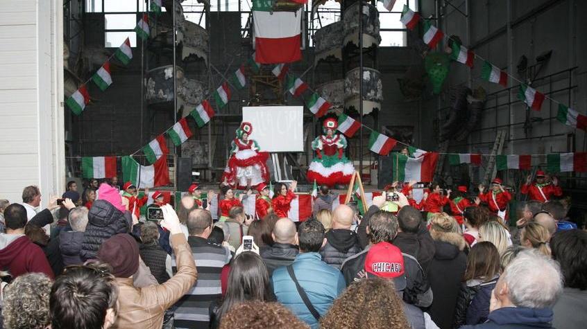 Carnevale di Viareggio, il giorno dei bozzetti ad Halloween: alla Cittadella si ridisegna la storia