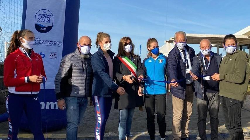 Canottaggio in mare arrivano da 16 Paesi 175 atleti in spiaggia