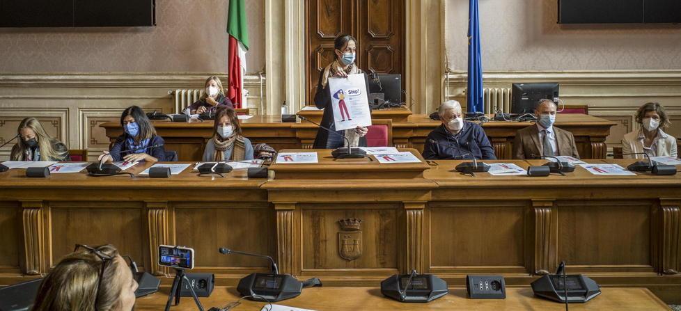 Stop violenza sulle donne i numeri per chiedere aiuto sparsi su manifesti in città