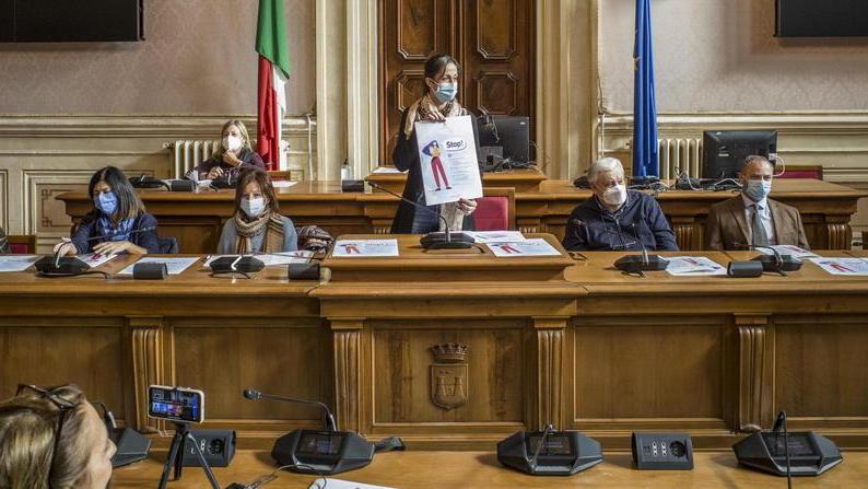 Stop violenza sulle donne i numeri per chiedere aiuto sparsi su manifesti in città