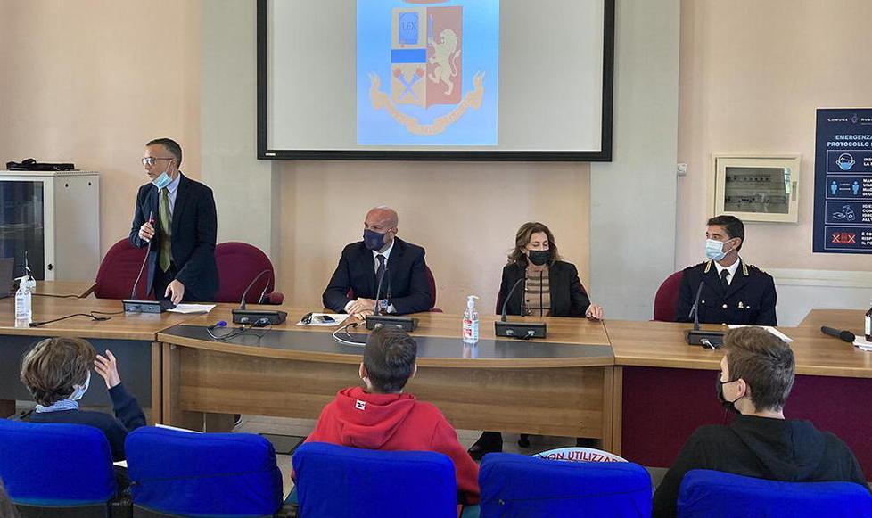 Lezioni in classe e sul campo per i ragazzi 