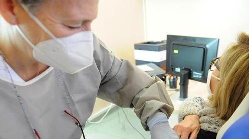 Vaccini a rilento meglio gli anziani ma il Green pass spinge i più giovani
