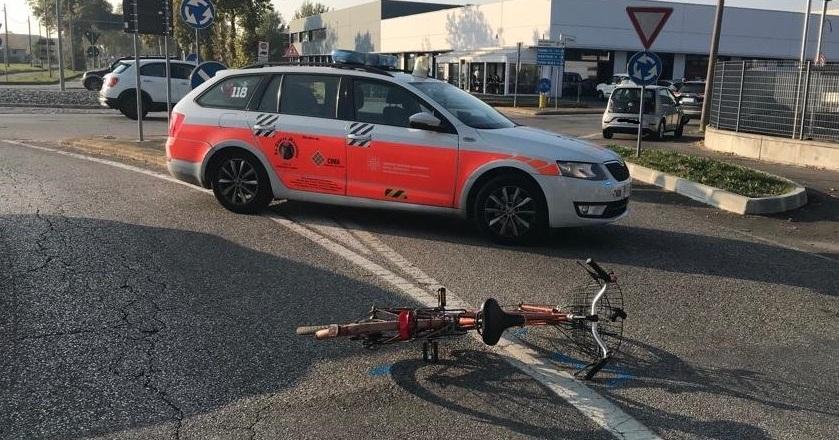 Bici contro auto: un ferito