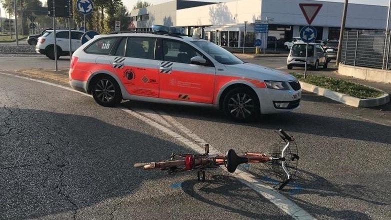 Bici contro auto: un ferito