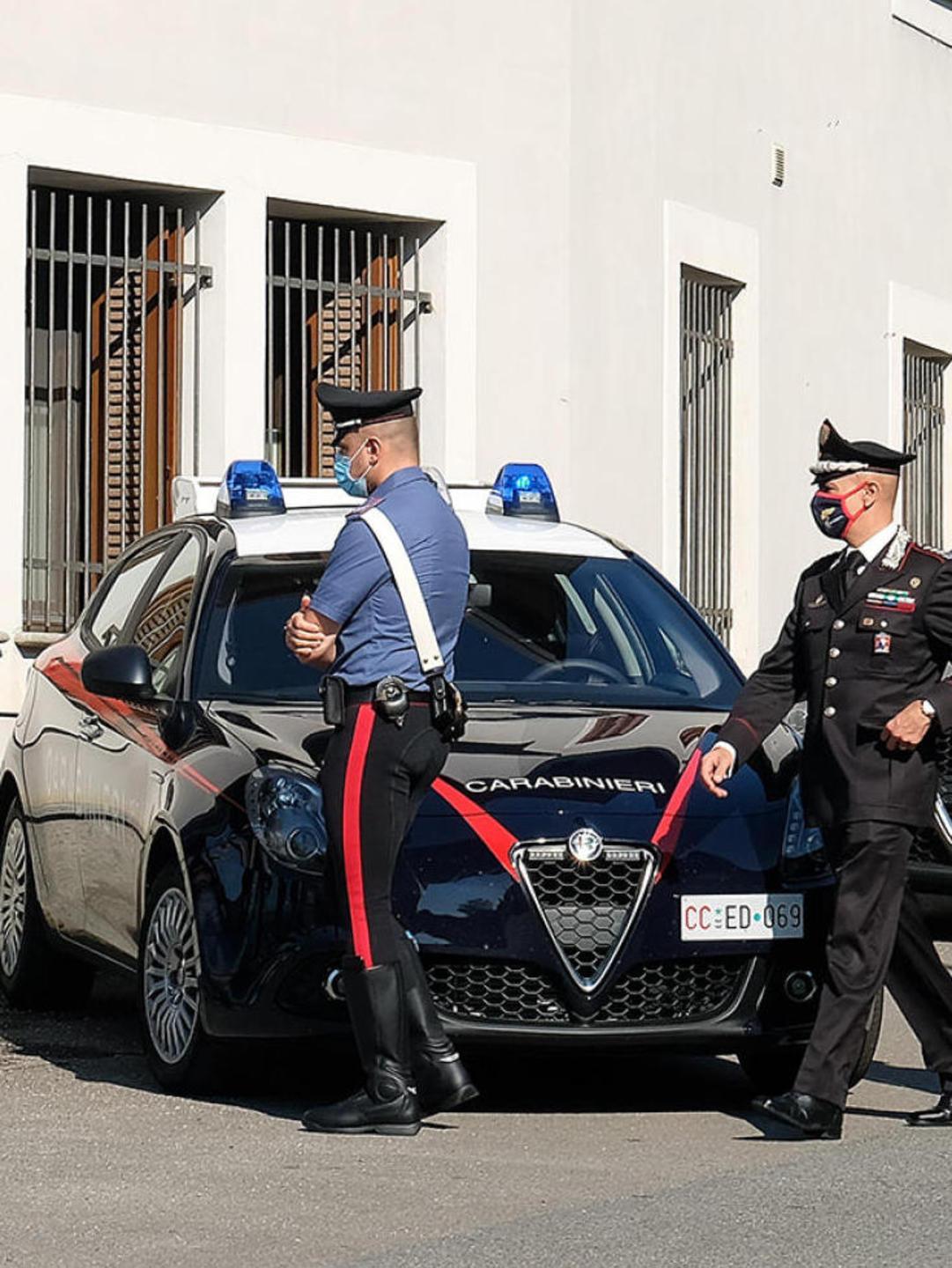 Morto a 60 anni dentro casa forse durante un gioco erotico 