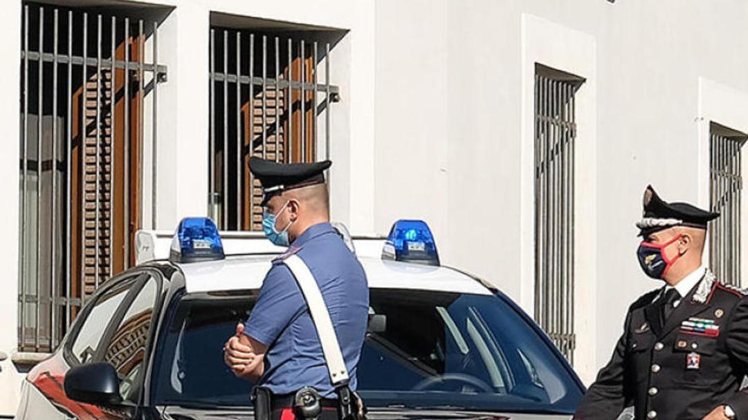 Morto a 60 anni dentro casa forse durante un gioco erotico