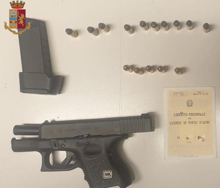 Denunciato il manager che ha dimenticato pistola e proiettili in pasticceria 