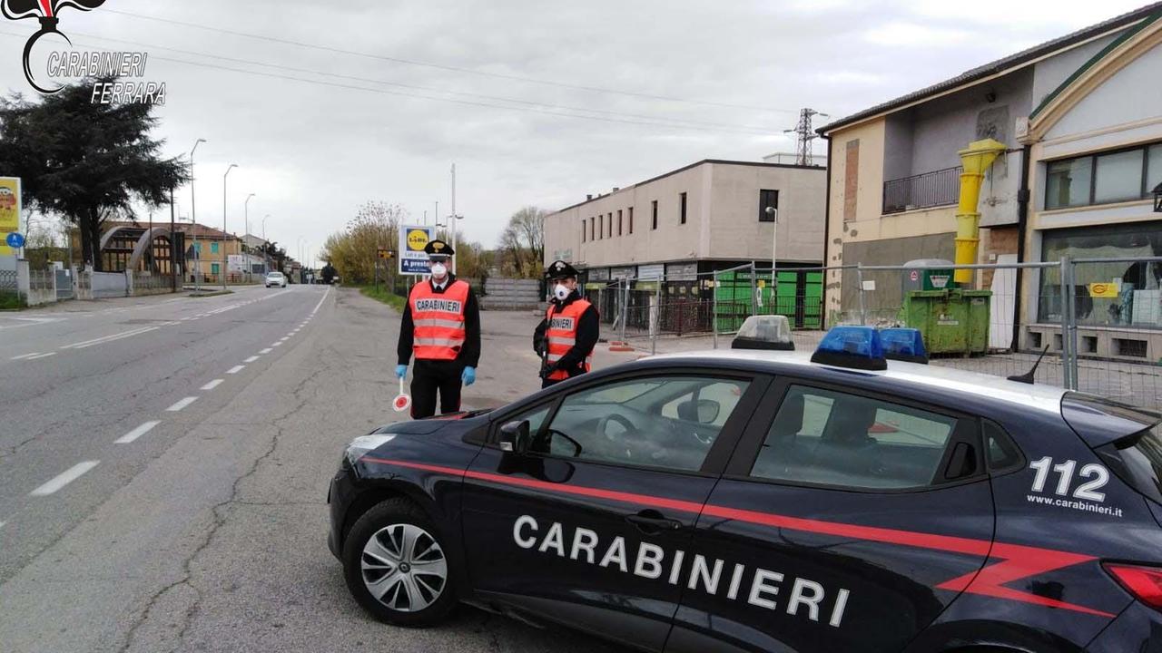 Un posto di blocco dei carabinieri (Foto di repertorio)