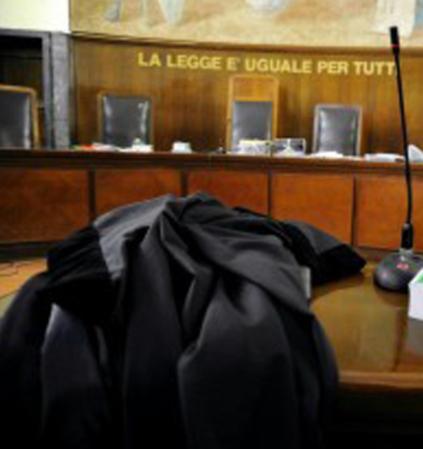 Picchiano la figlia minorenne con il mattarello: genitori a processo 