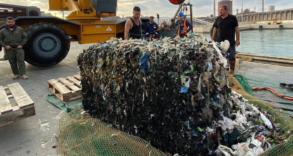 Ecoballe, il recupero è costato oltre 3,4 milioni di euro. E parte del carico è ancora in mare 