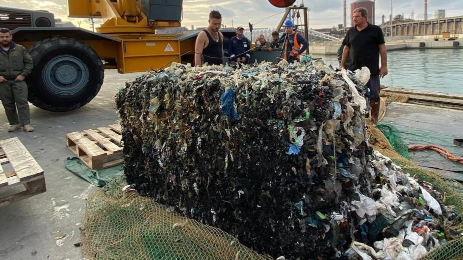 Ecoballe, il recupero è costato oltre 3,4 milioni di euro. E parte del carico è ancora in mare