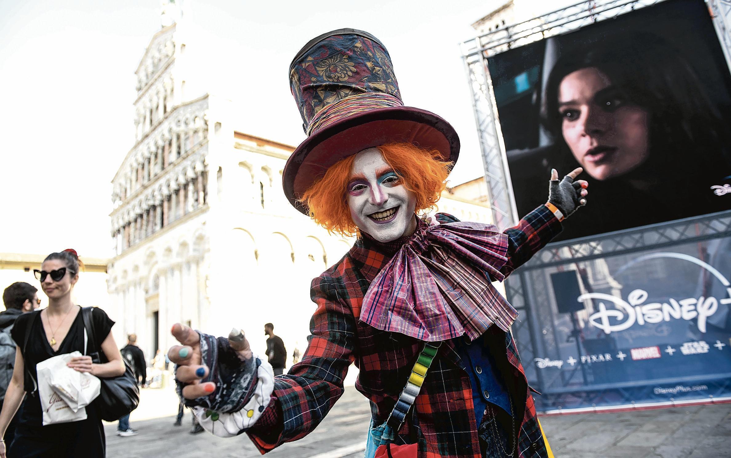 Un cosplayer a Lucca Comics & Games 2021. Sullo sfondo la bellissima piazza San Michele (foto sernacchioli)