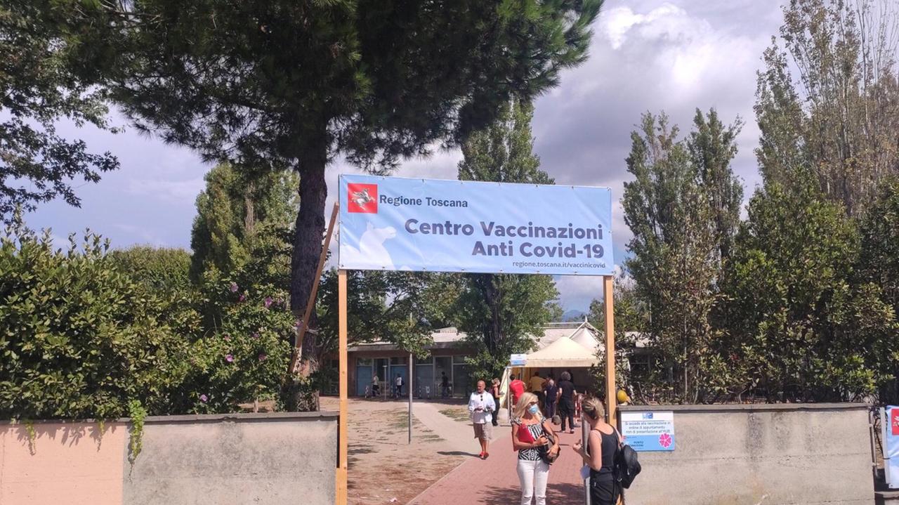 Le terze dosi corrono in Versilia: mille in due giorni. Ma si fa fatica a convincere gli indecisi