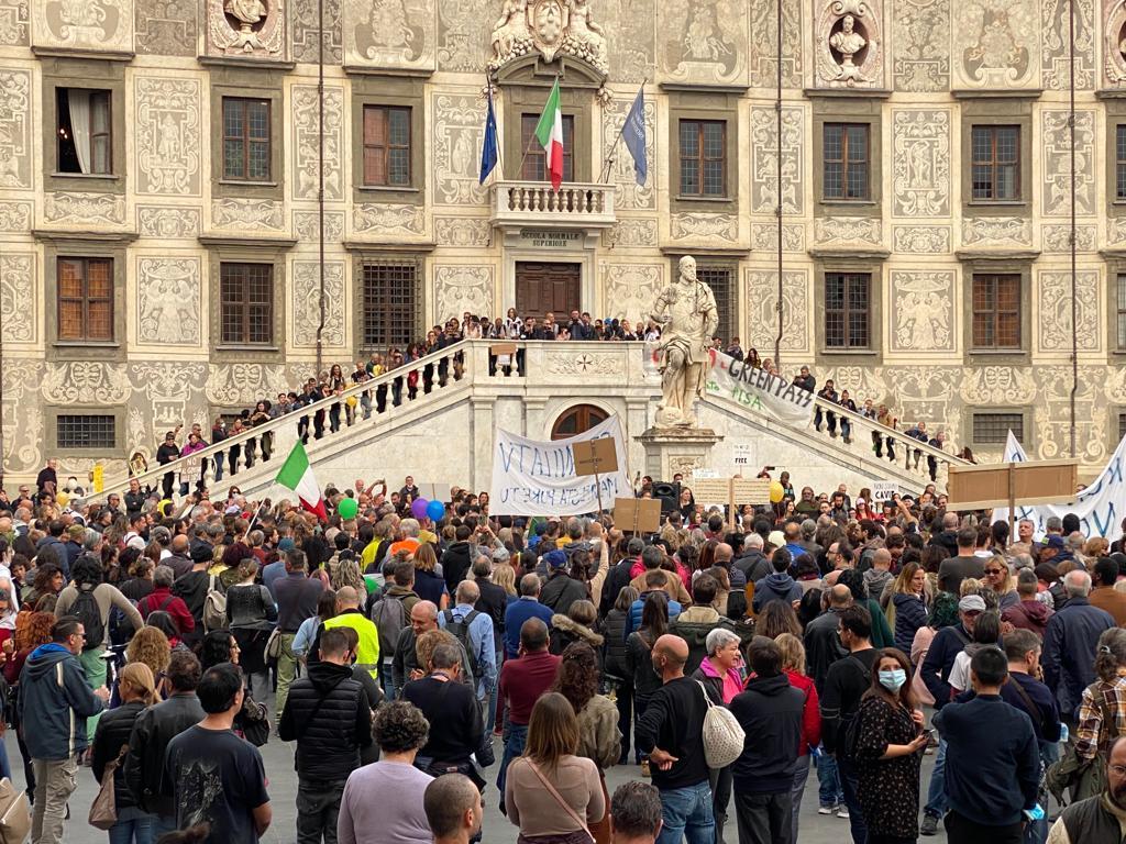 Oltre mille No Green pass manifestano a Pisa 