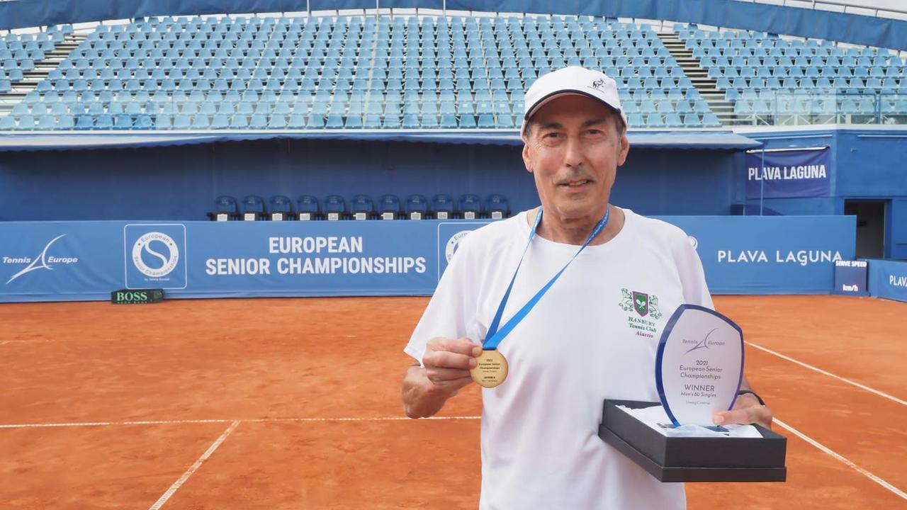 Franco Fumagalli con la medaglia di terzo classificato ai Mondiali di tennis Over 80 a Maiorca