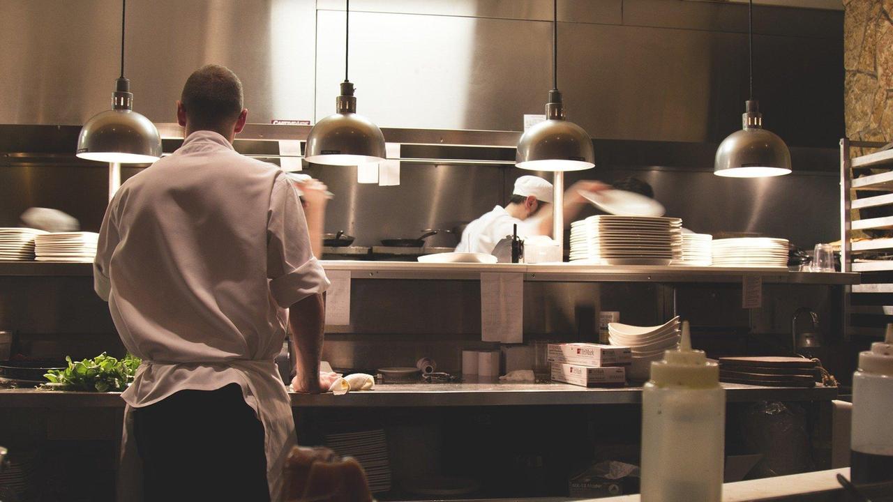 Sulla Nuova in edicola domenica 31, cuochi e camerieri in fuga: ristoranti senza personale