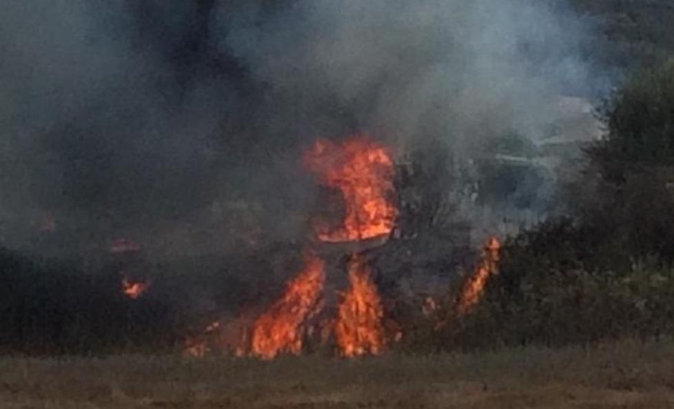 Vanno a fuoco le roulotte Vigili del fuoco al lavoro Paura sulla provinciale 