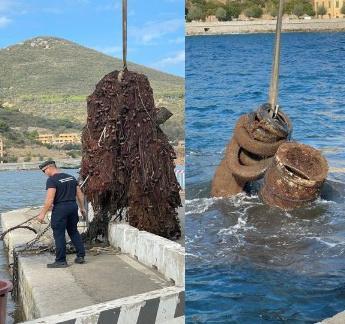 Tonnellate di rifiuti sommersi tirati fuori dal fondale di Rio 