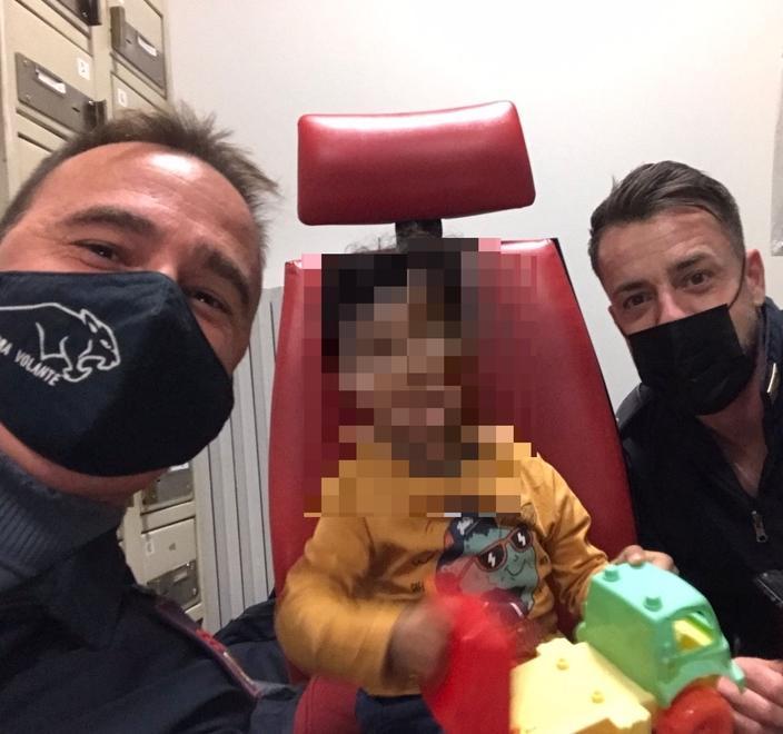Si allontana da solo, paura per un bimbo 