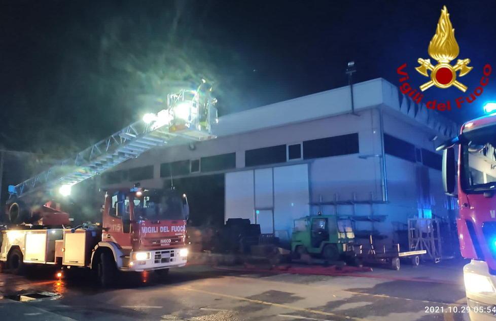 Incendio nella notte nel magazzino dell’azienda Innocenti e Mangoni piante