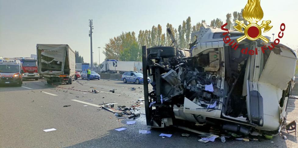 Carambola tra tir: camionista estratto dai vigili del fuoco 