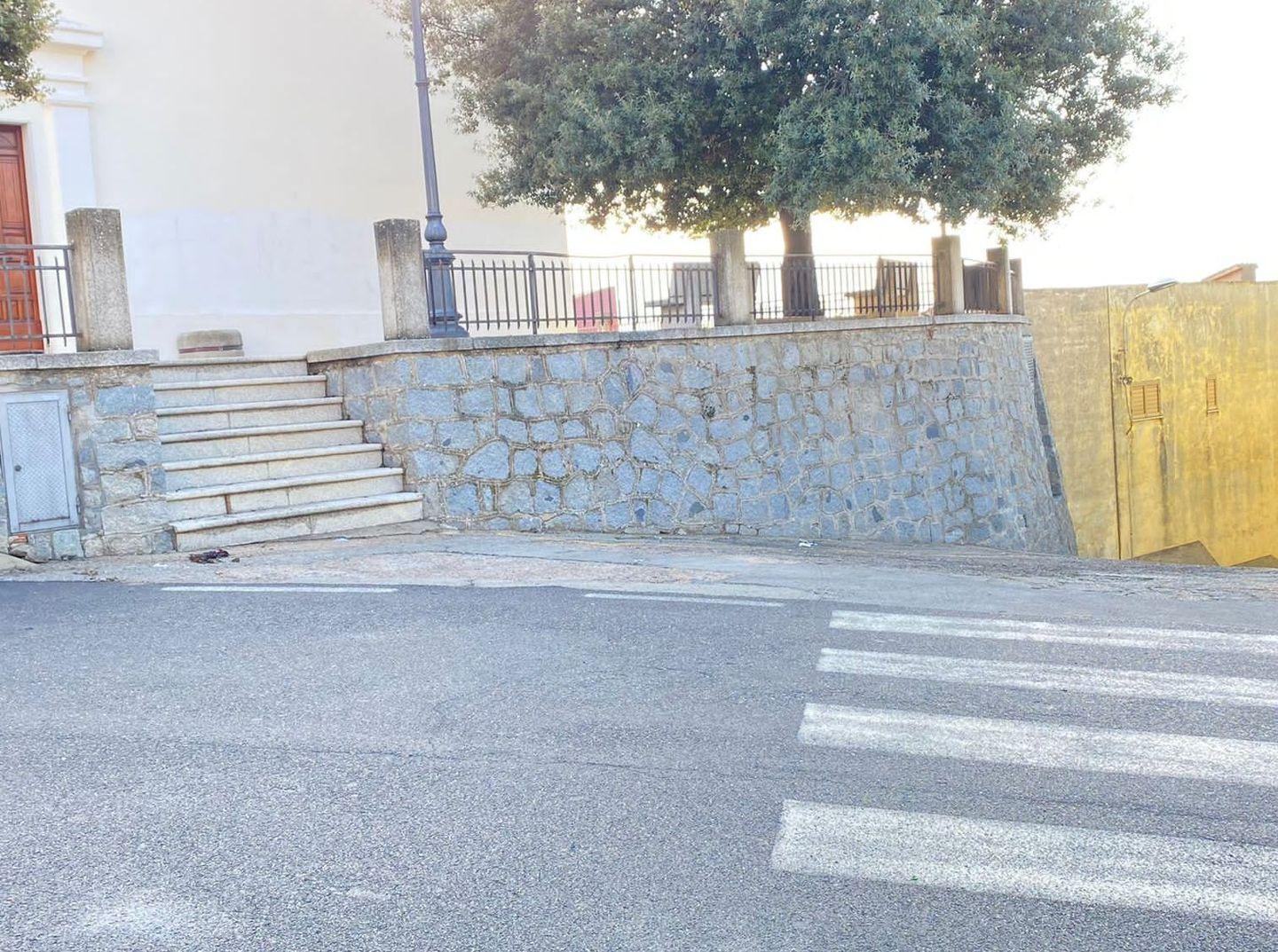 «Basta posteggi selvaggi in via Pio X» 