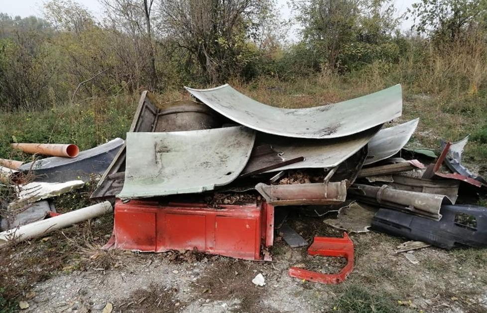 Sassuolo. Finti reperti egizi e rifiuti abbandonati nel percorso Secchia 