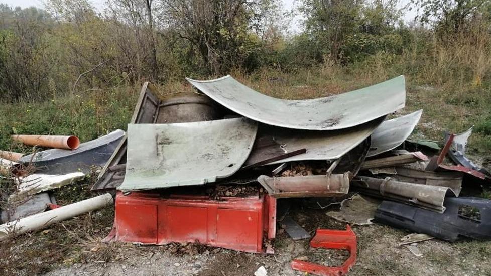 Sassuolo. Finti reperti egizi e rifiuti abbandonati nel percorso Secchia