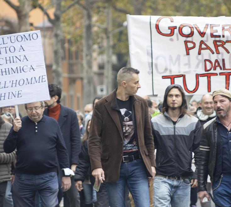 Modena. Il corteo “no-pass” vira a destra al grido di «I vaccini uccidono» 