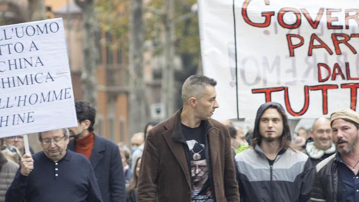 Modena. Il corteo “no-pass” vira a destra al grido di «I vaccini uccidono»