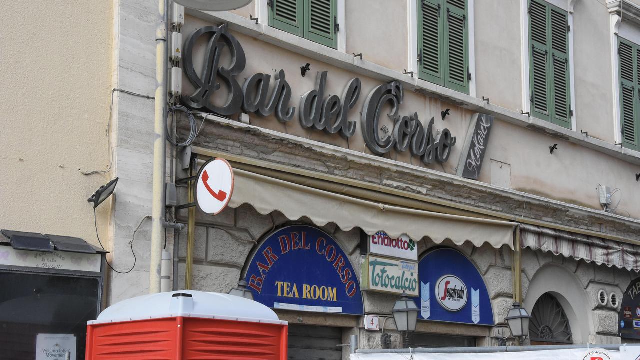 Lavori in corso nello storico bar del centro storico: e ci sono anche delle assunzioni in programma (Foto AgenziaBF)