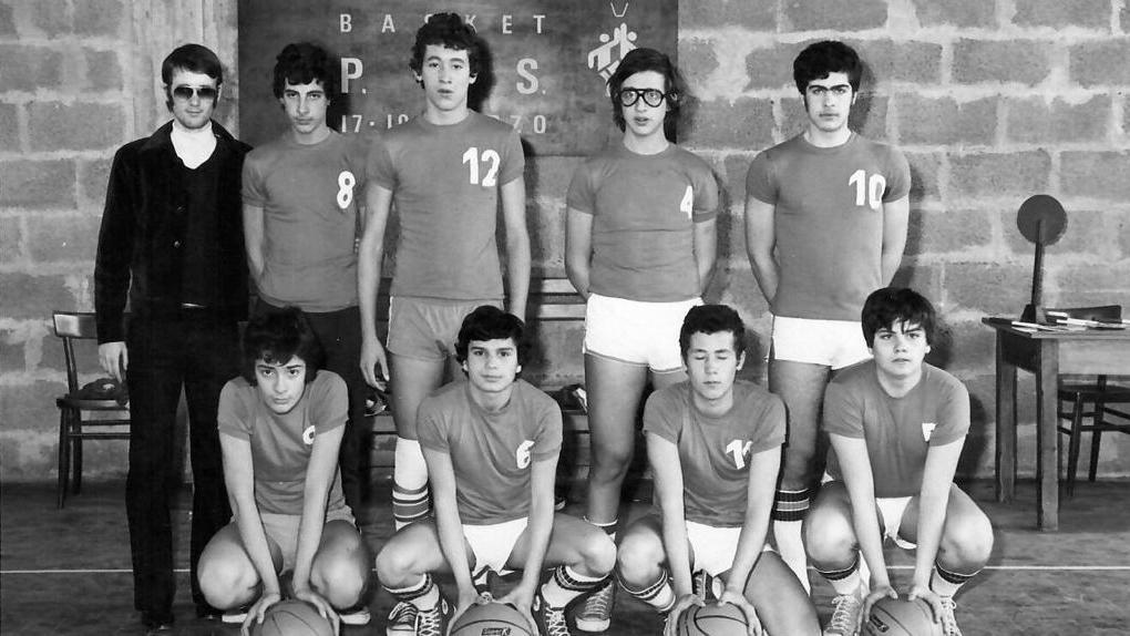 Una foto tratta dall’album della palestra dei Salesiani: con l’allenatore simbolo Raoul Giannoni ci sono Paolo Rossi, Catania, Di Rocca, Marchetti, Monaco