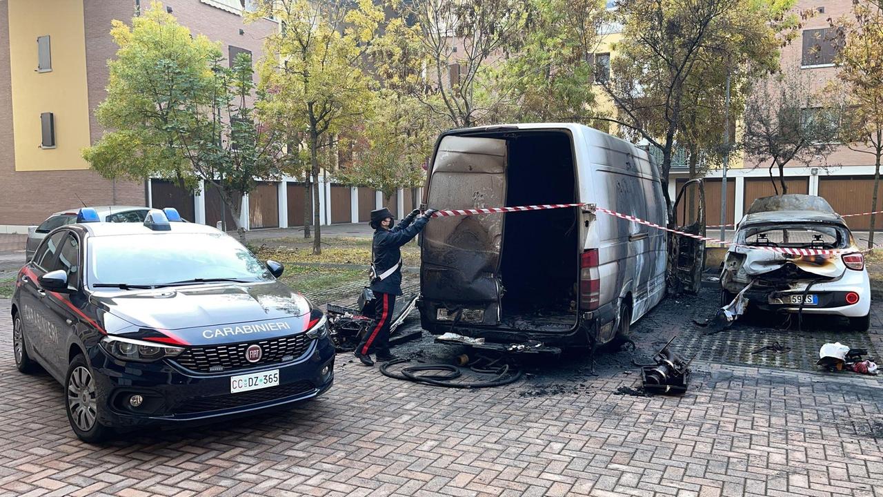 Il furgone Mercedes preso di mira dagli attentatori e l'auto distrutti dall'incendio doloso
