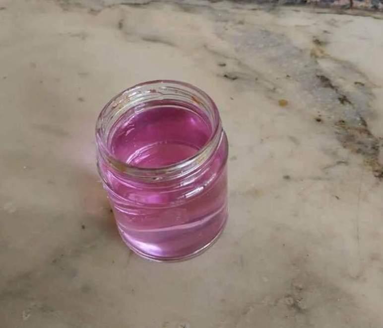 In Valdinievole dai rubinetti delle case esce acqua viola