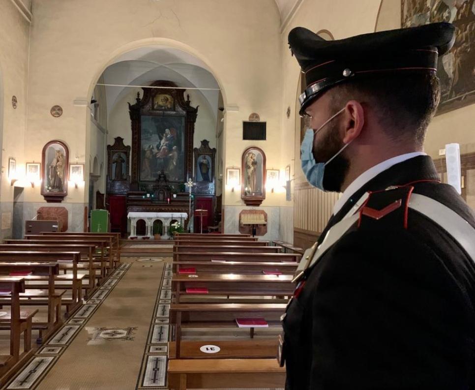 Raggira il parroco e si fa consegnare diecimila euro