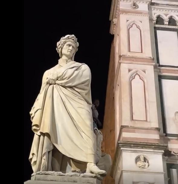 Si arrampica sulla statua di Dante, 24enne recuperato dai vigili del fuoco 