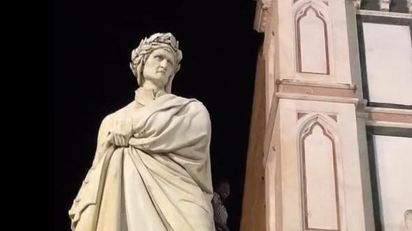 Si arrampica sulla statua di Dante, 24enne recuperato dai vigili del fuoco