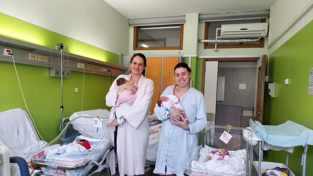 Le due mamme che hanno partorito una coppia di gemelli a testa
