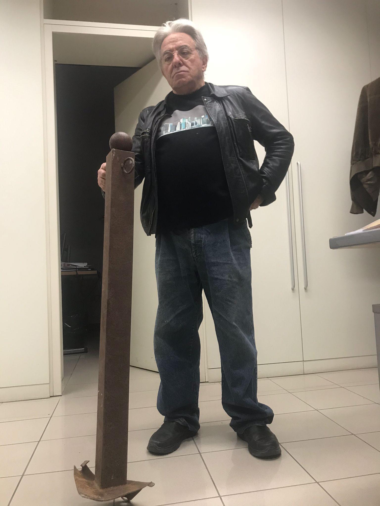 Francesco Tarsi con il palo che gli è stato lanciato dalle mura di Grosseto