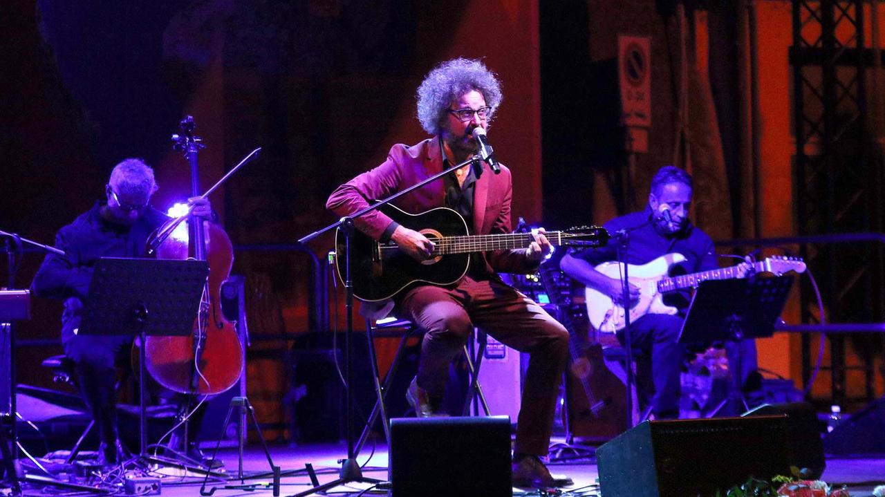 Il Teatro a Pietrasanta riparte con sette spettacoli: da Cristicchi a Silvio Orlando - Il cartellone
