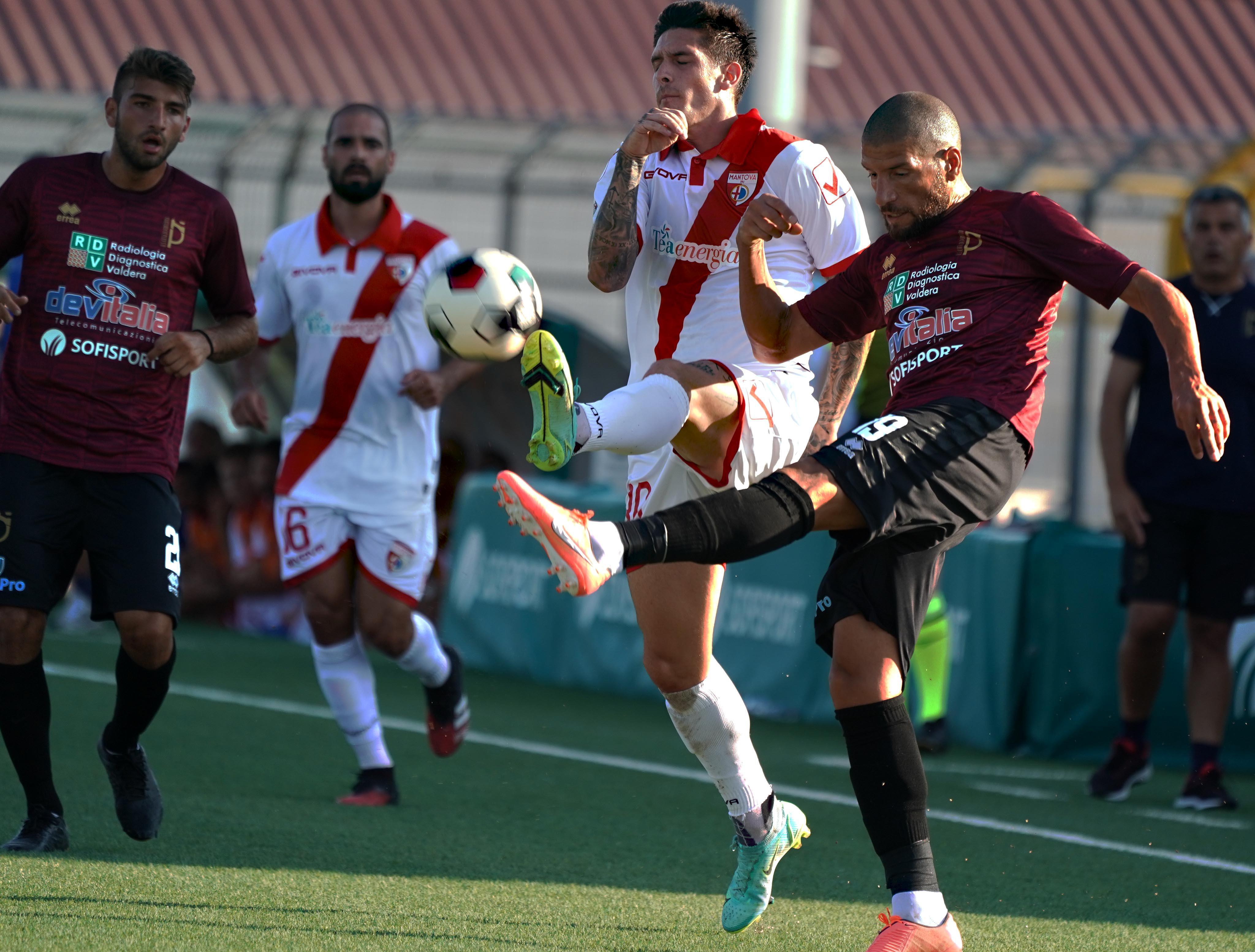 Il difensore del Pontedera, Marcos Espeche, è stato protagonista di un'occasione per il pareggio dei granata nel finale (foto Franco Silvi)