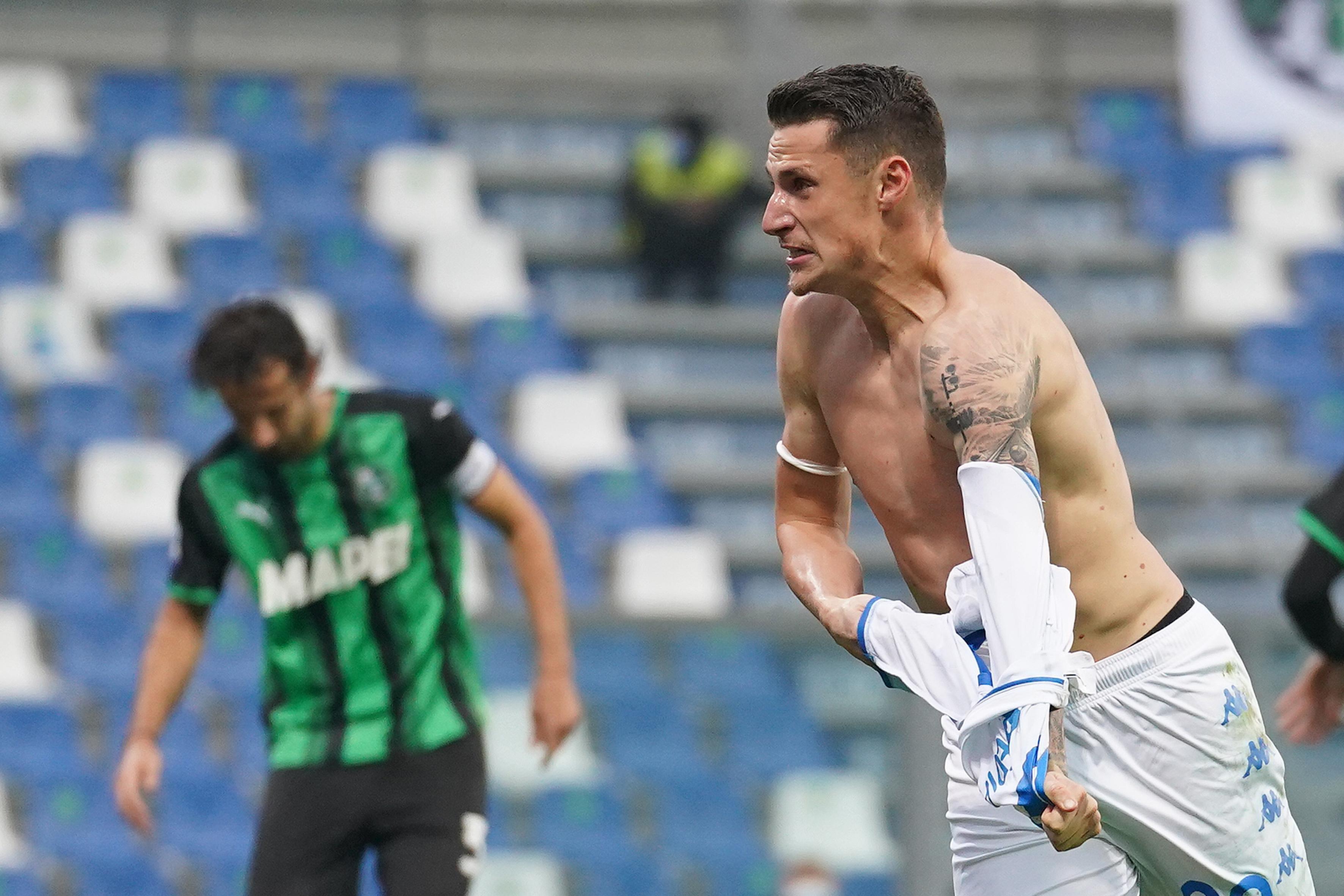 L'esultanza dell'ex interista Pinamonti dopo il momentaneo pareggio dell'Empoli che vincerà al 92'