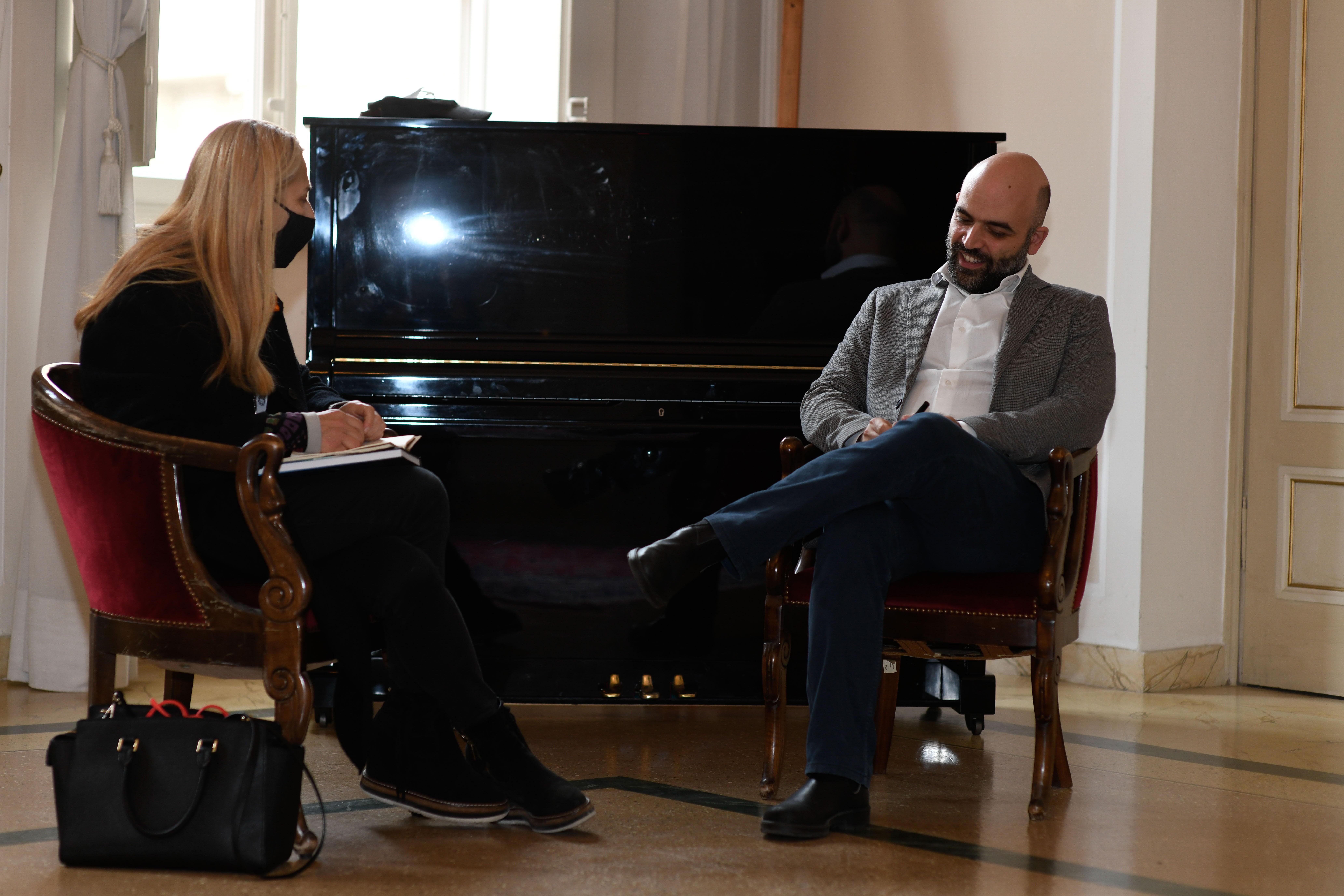 Roberto Saviano durante l’intervista con Barbara Antoni del Tirreno a Lucca