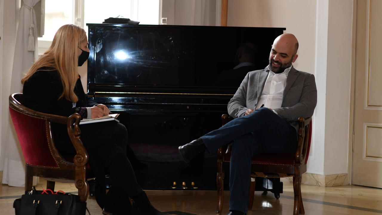Roberto Saviano durante l’intervista con Barbara Antoni del Tirreno a Lucca