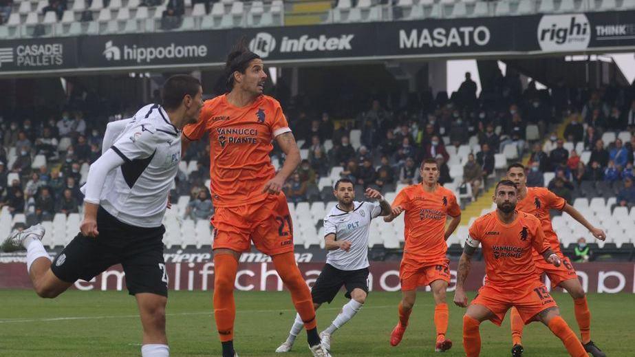 Un'azione di gioco in Cesena-Pistoiese 0-0