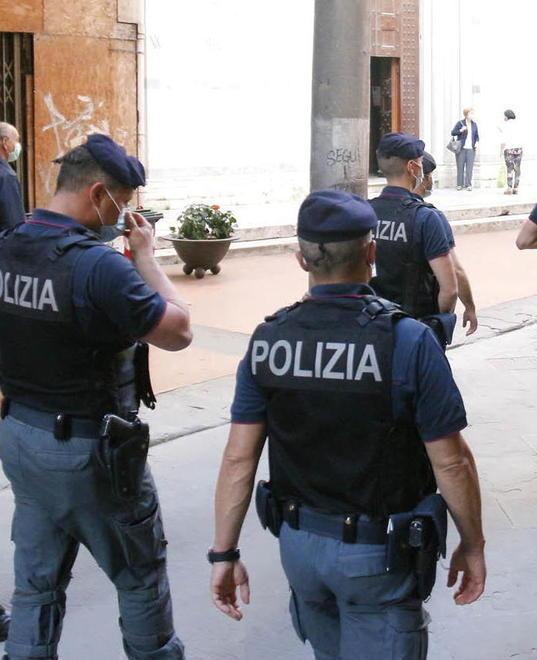 Pisa, studenti picchiati e sfregiati per rapinarli di un iPhone 