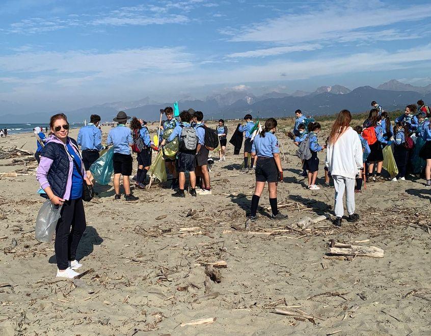 Marevivo arriva anche a Viareggio. E si presenta pulendo la spiaggia 