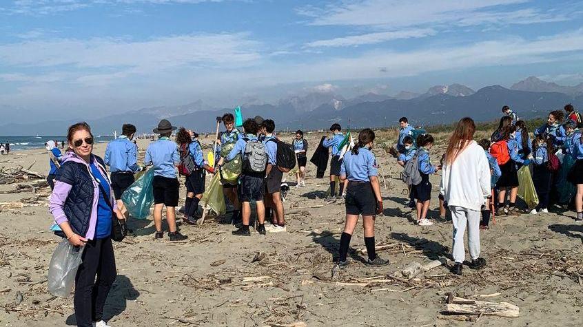 Marevivo arriva anche a Viareggio. E si presenta pulendo la spiaggia