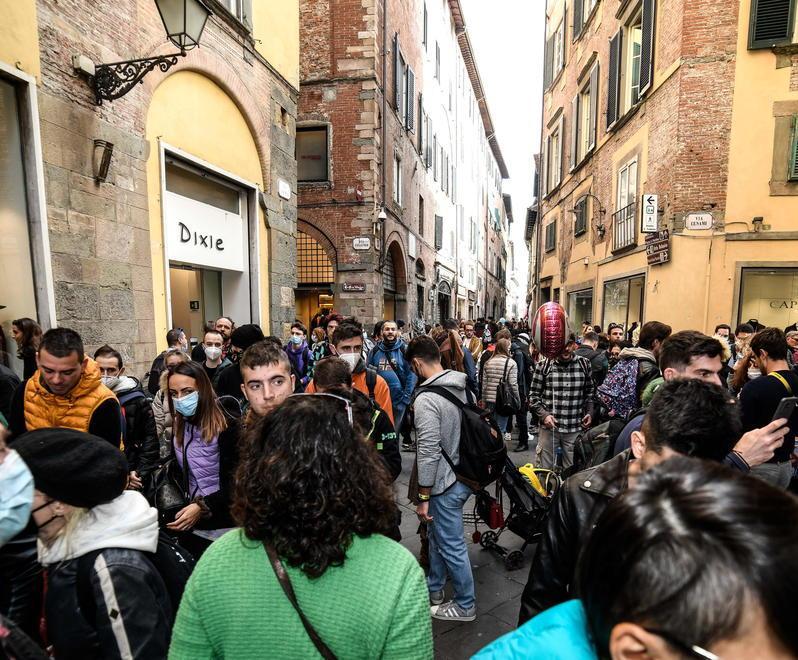 Il piano anti-affollamento scatta in piazza Napoleone 